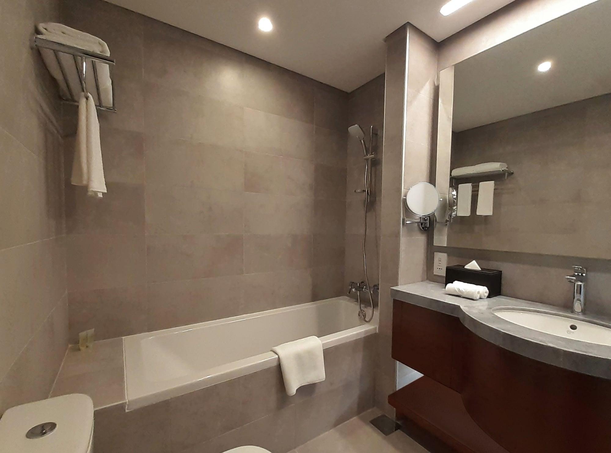 Somerset West Bay Doha Dış mekan fotoğraf Bathroom of a hotel room