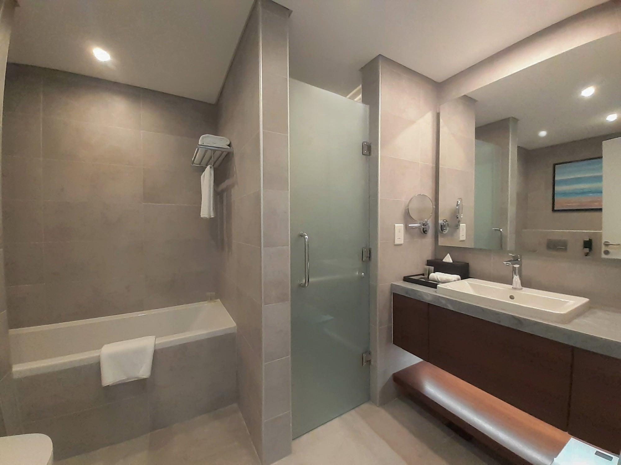 Somerset West Bay Doha Dış mekan fotoğraf Bathroom