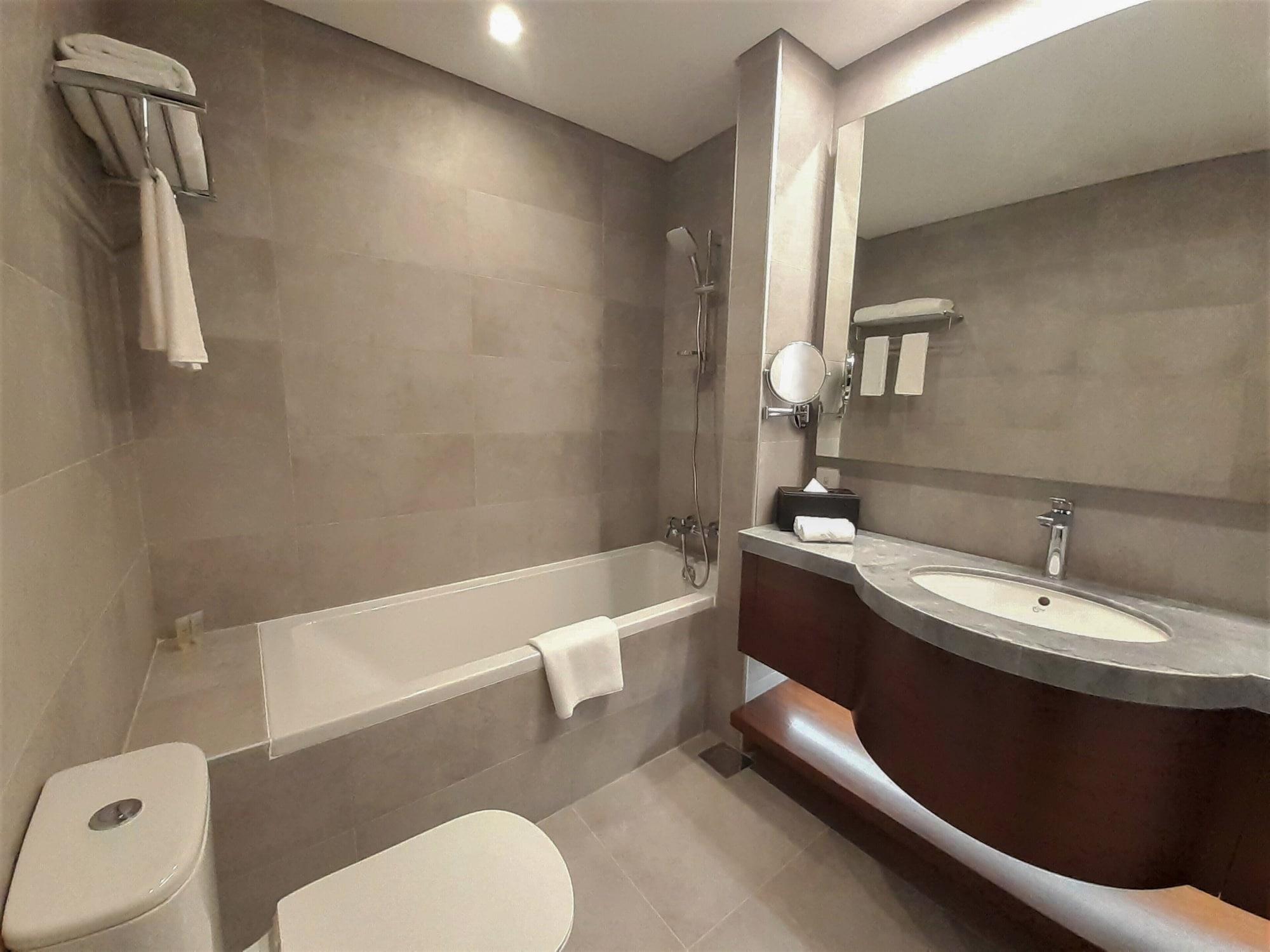 Somerset West Bay Doha Dış mekan fotoğraf Bathroom of a hotel room