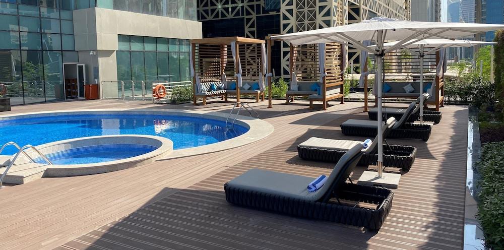 Somerset West Bay Doha Dış mekan fotoğraf The pool at the hotel