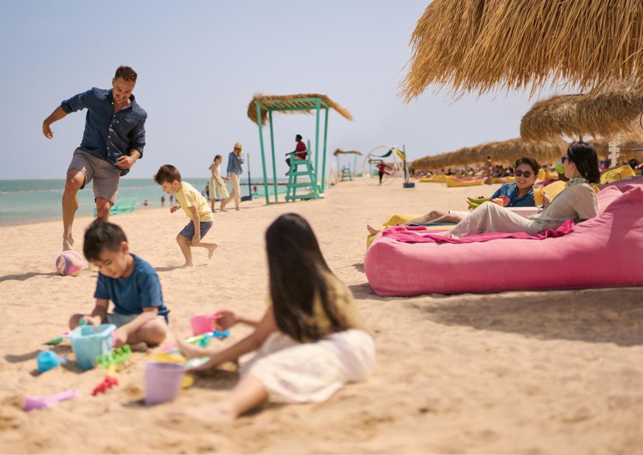 Somerset West Bay Doha Dış mekan fotoğraf Families at the beach