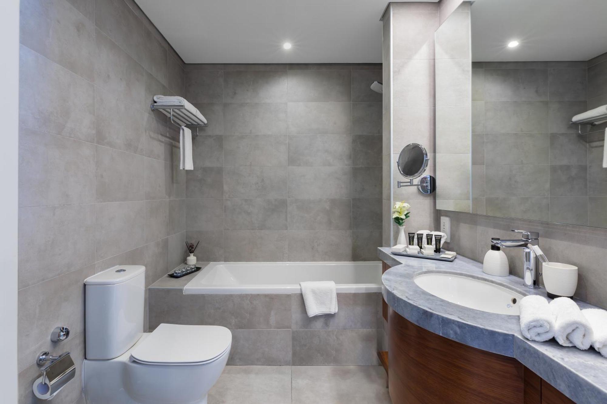 Somerset West Bay Doha Dış mekan fotoğraf Bathroom