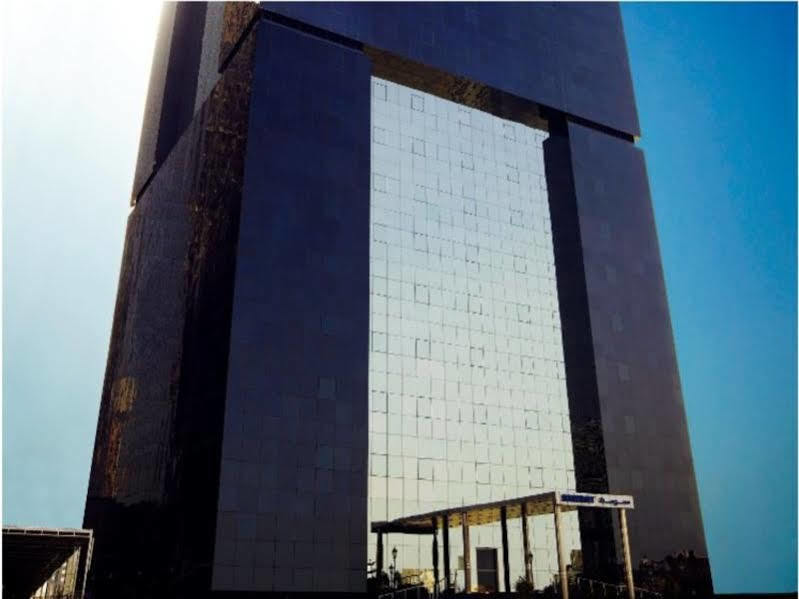 Somerset West Bay Doha Dış mekan fotoğraf The 100-metre-high (330 ft) mirror at the Teide Observatory