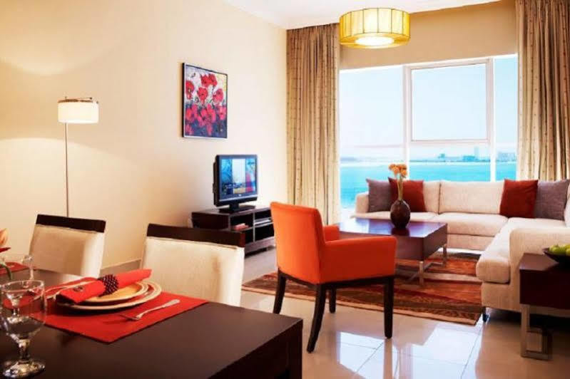 Somerset West Bay Doha Dış mekan fotoğraf A living room in a typical apartment